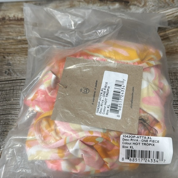 NWT Stone Fox Swim  River One Piece Hot Tropix Size XL - Picture 6 of 7